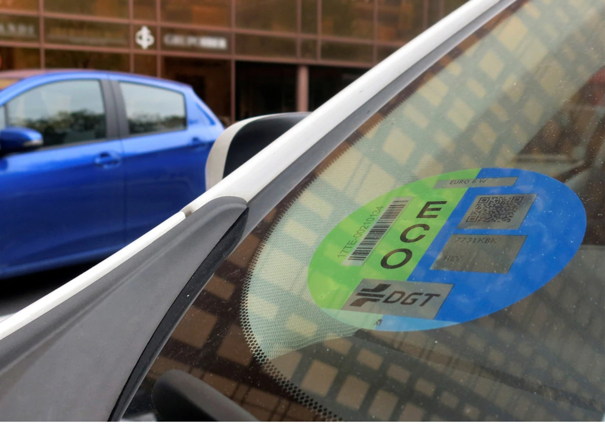 En enero de 2023 llegan las nuevas etiquetas obligatorias de la DGT:  consulta si tu coche