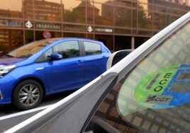 En enero de 2023 llegan las nuevas etiquetas obligatorias de la DGT: consulta si tu coche podrá o no circular por ciudad