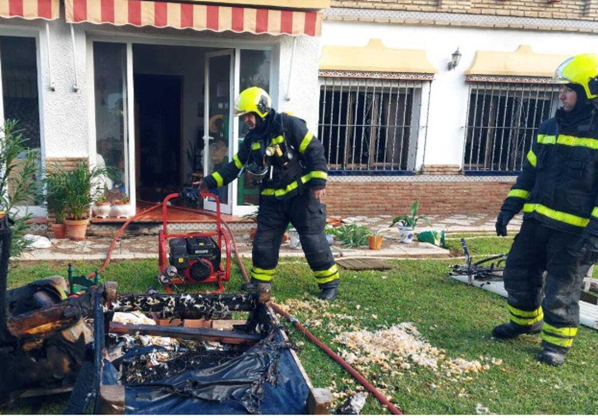 Incendio en una vivienda en el Camino de Carboneros en Chiclana