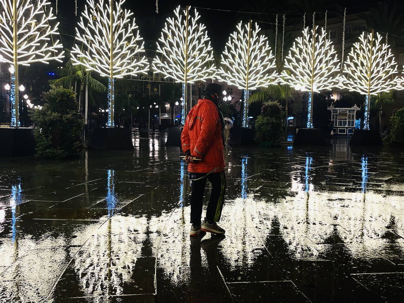 Fotos: El alumbrado navideño de Cádiz se queda a medias