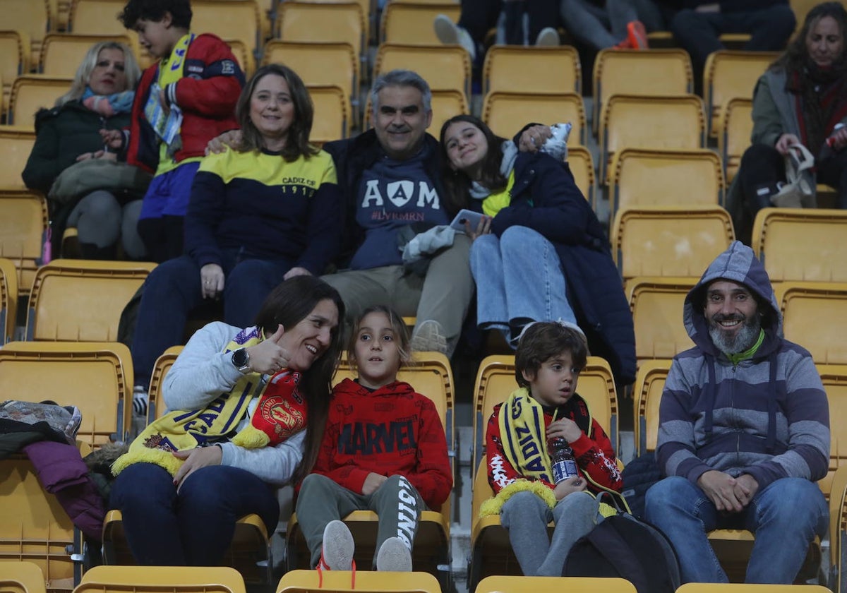 Una familia durante el partido amistoso.