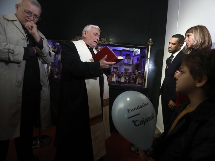 Fotos: El obispo inaugura el belén de Cajasol, símbolo de la Navidad en Cádiz capital