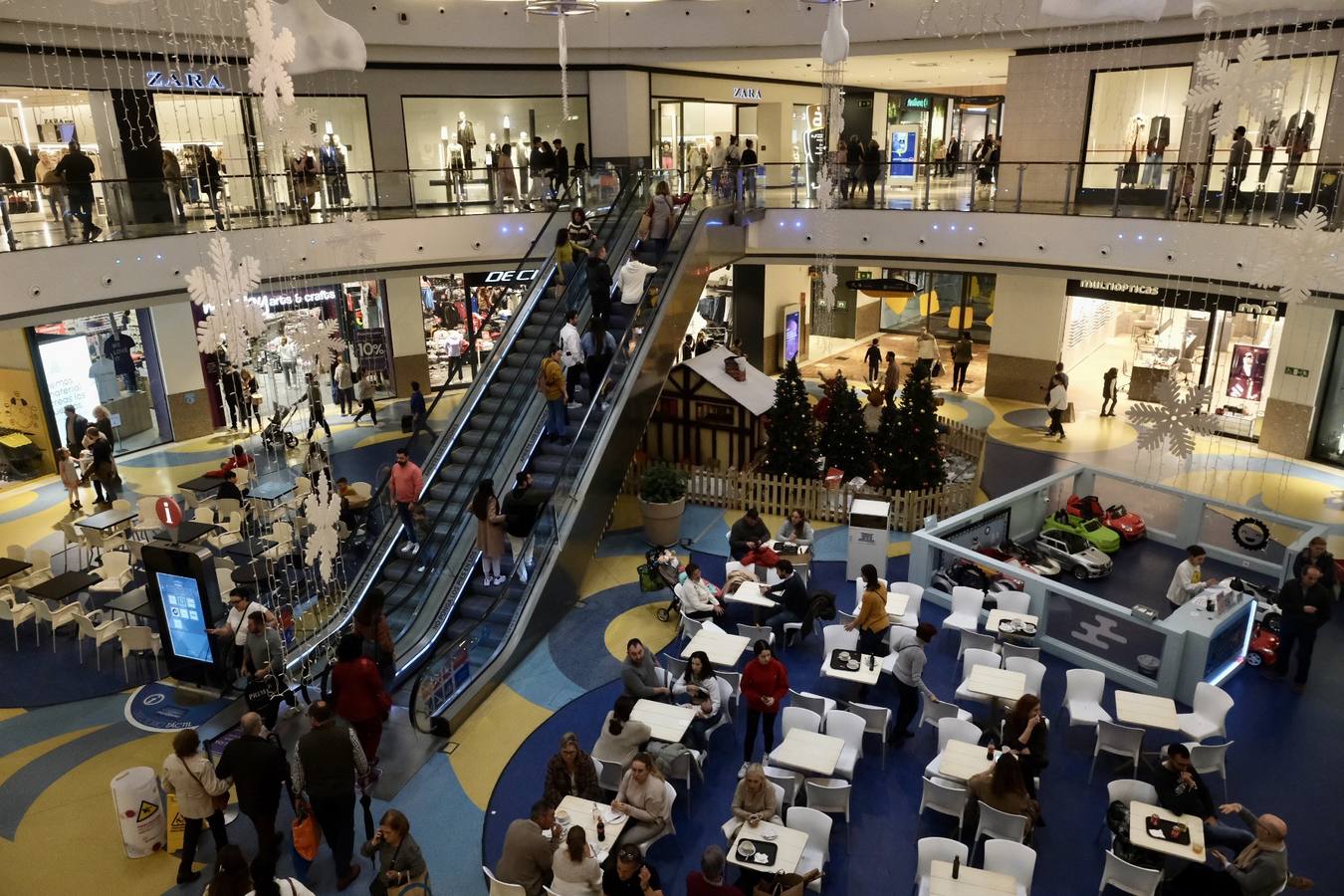 Fotos: Día festivo de lleno en los centros comerciales de la provincia