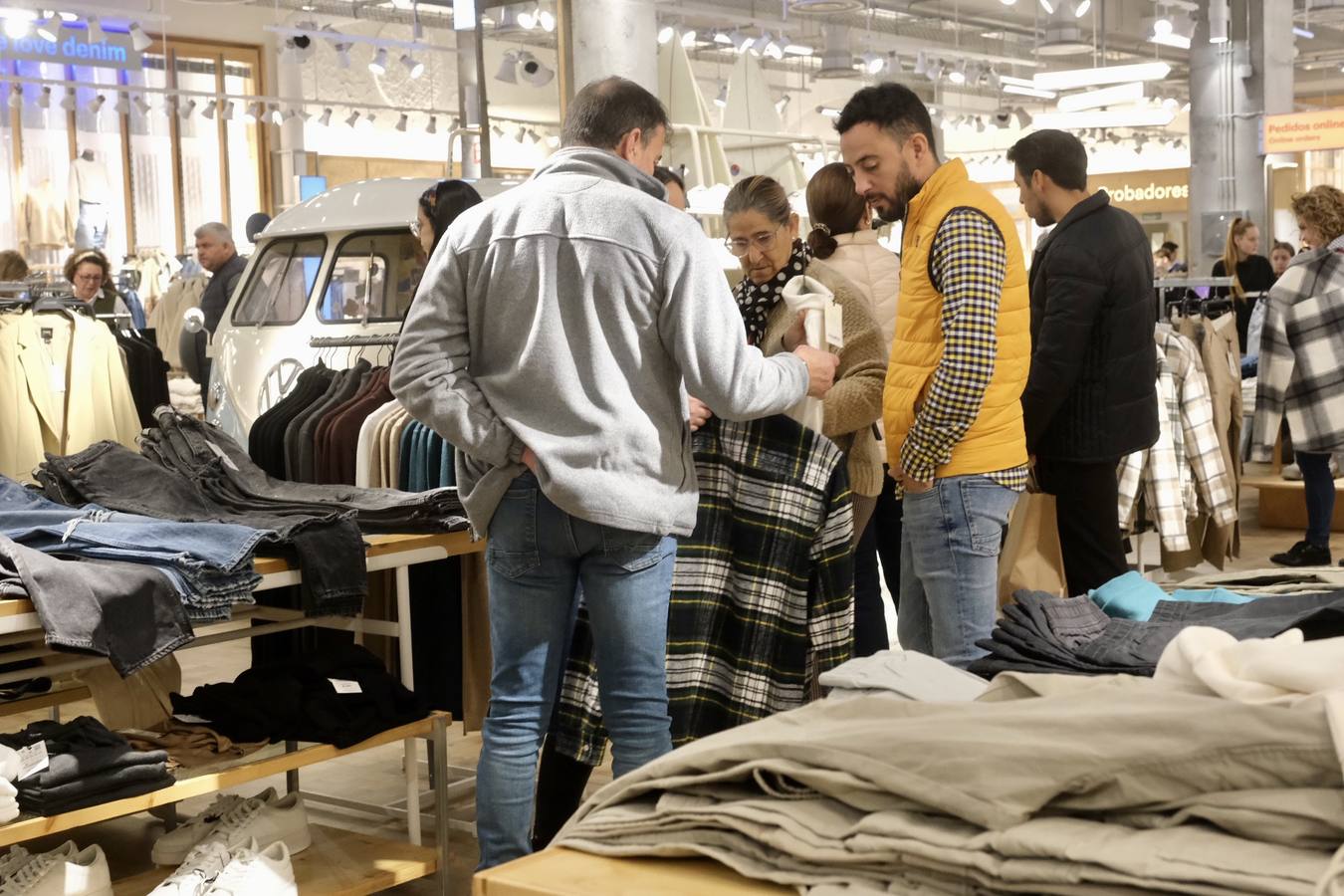 Fotos: Día festivo de lleno en los centros comerciales de la provincia