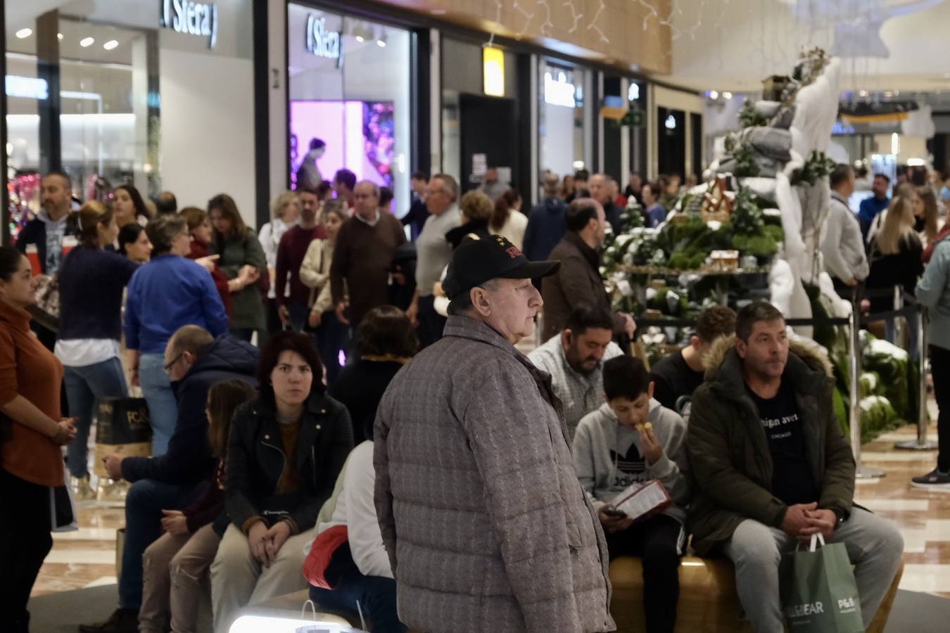 Fotos: Día festivo de lleno en los centros comerciales de la provincia