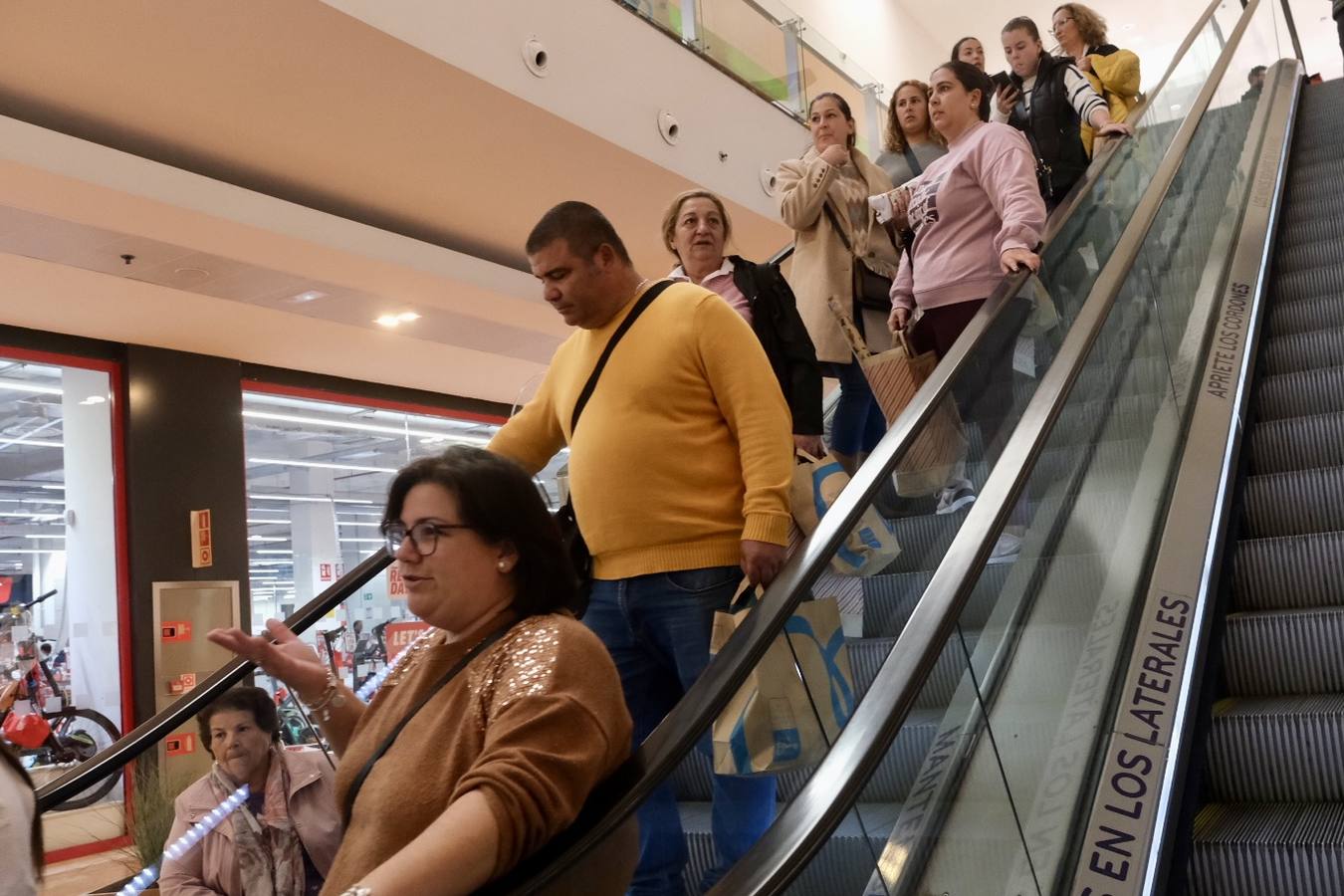 Fotos: Día festivo de lleno en los centros comerciales de la provincia