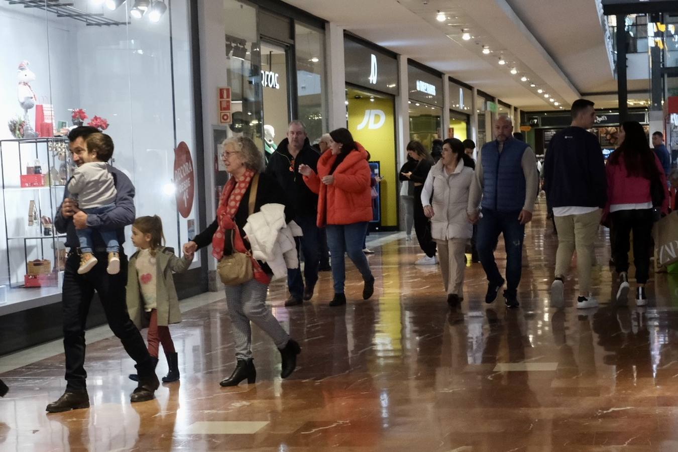 Fotos: Día festivo de lleno en los centros comerciales de la provincia