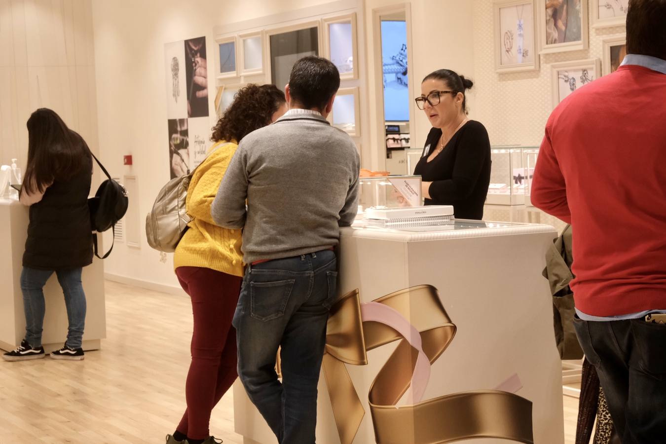 Fotos: Día festivo de lleno en los centros comerciales de la provincia