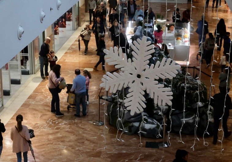 Lleno en los centros comerciales de Cádiz por las compras de Navidad