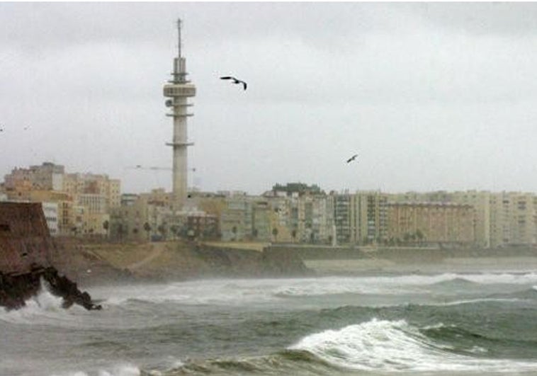 La AEMET activa la alerta amarilla en Cádiz por lluvias intensas, fuerte viento y gran oleaje