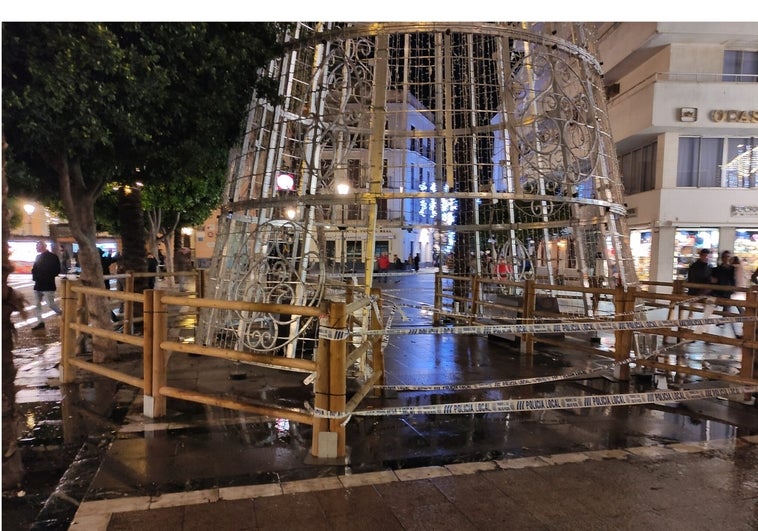 Clausurado y desconectado el árbol de Navidad de Jerez por riesgo de calambre