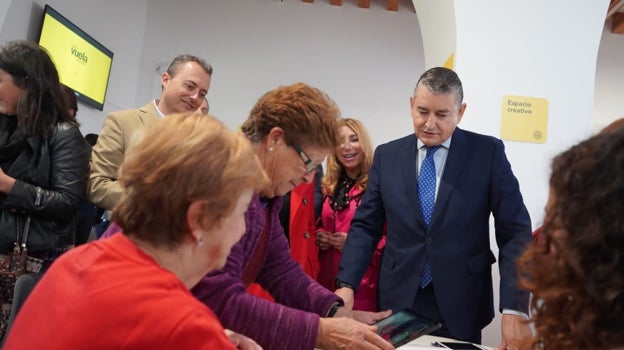 Antonio Sanz, en la inauguración del Punto Vuela de Zahara de la Sierra.