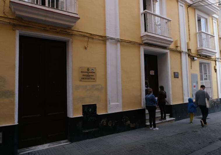 Cae una parte del techo de la Delegación de Asuntos Sociales de Cádiz