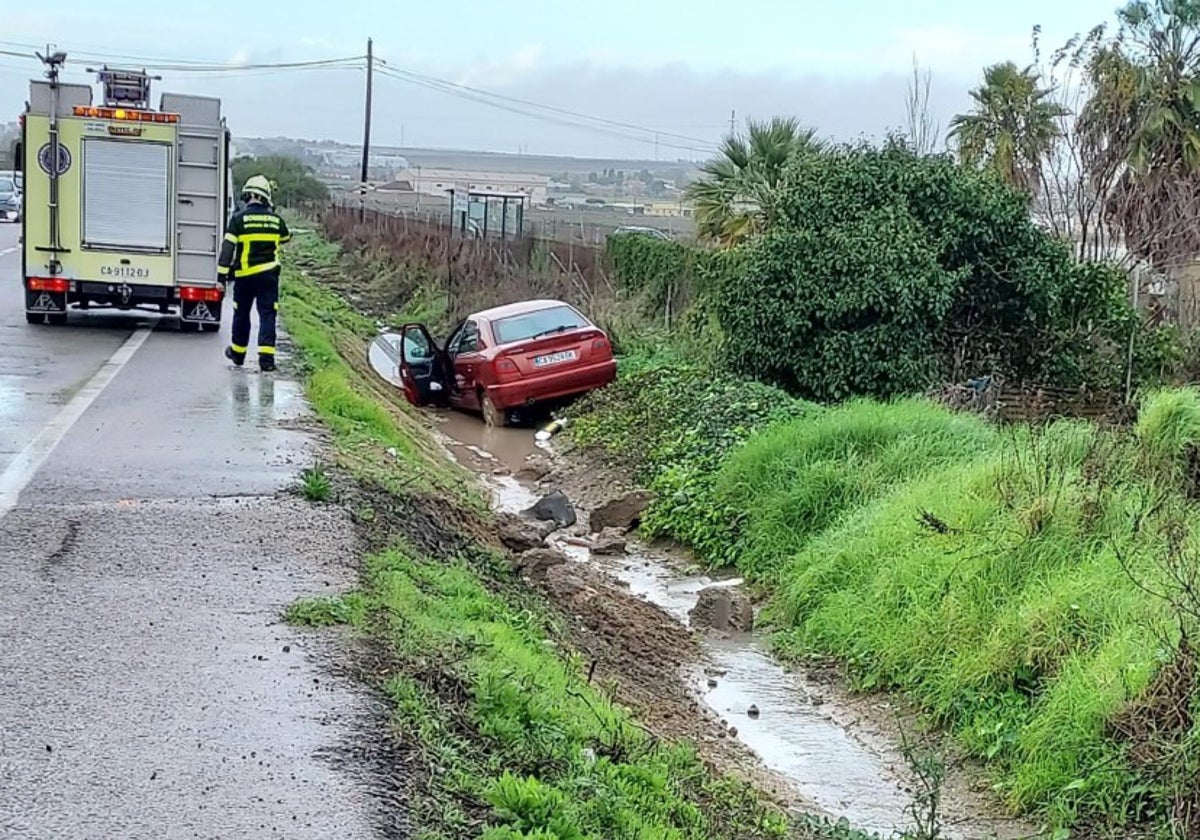 Accidente debido al mal tiempo que sufrió un coche en al carretera de Sanlúcar.