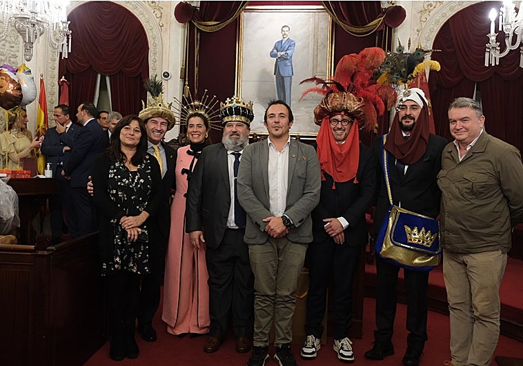 Fotos: el traspaso de coronas de los Reyes Magos de Cádiz