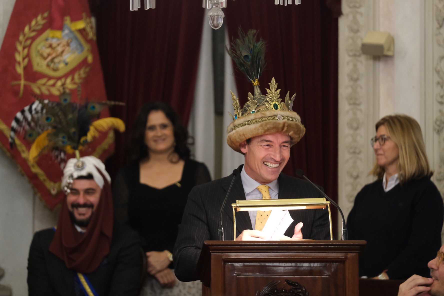 Fotos: el traspaso de coronas de los Reyes Magos de Cádiz