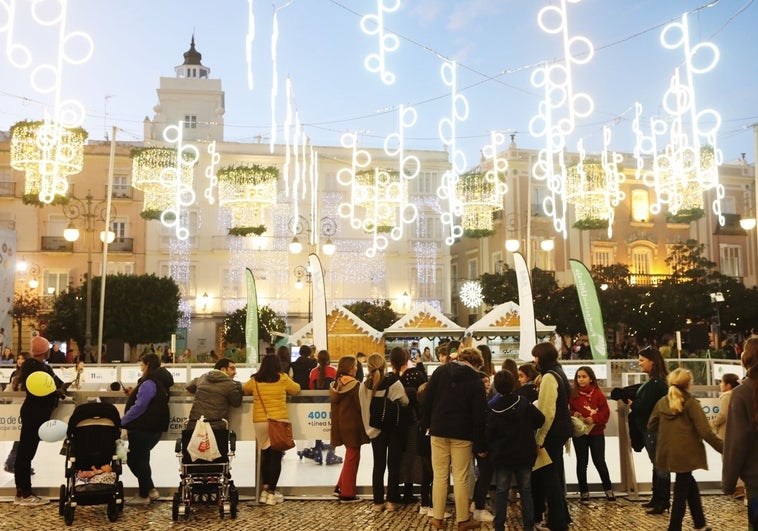 Vídeo: La gran nevada inaugura la Navidad de Cádiz