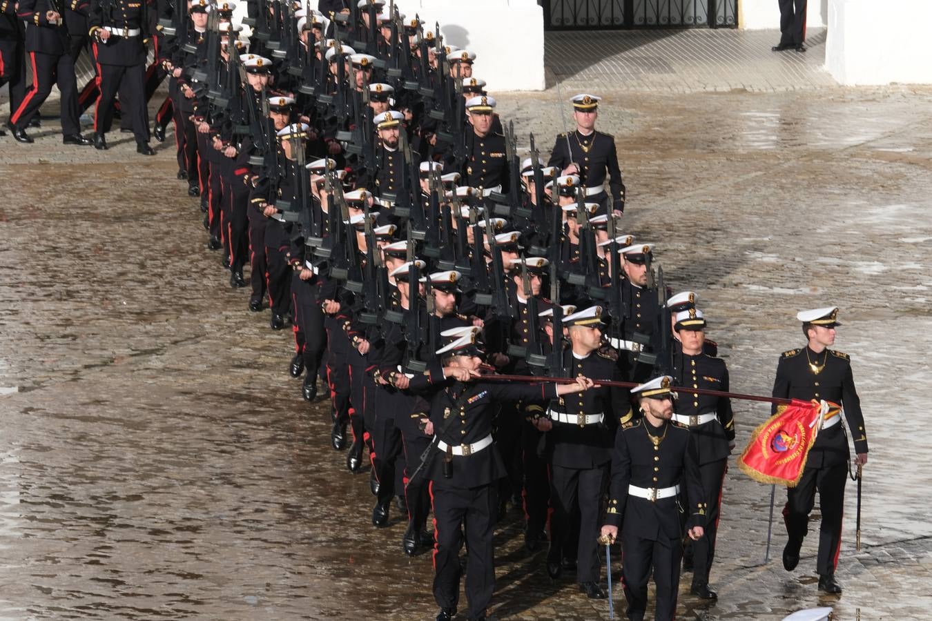 Fotos: las imágenes de la visita del rey Felipe VI al TEAR de San Fernando