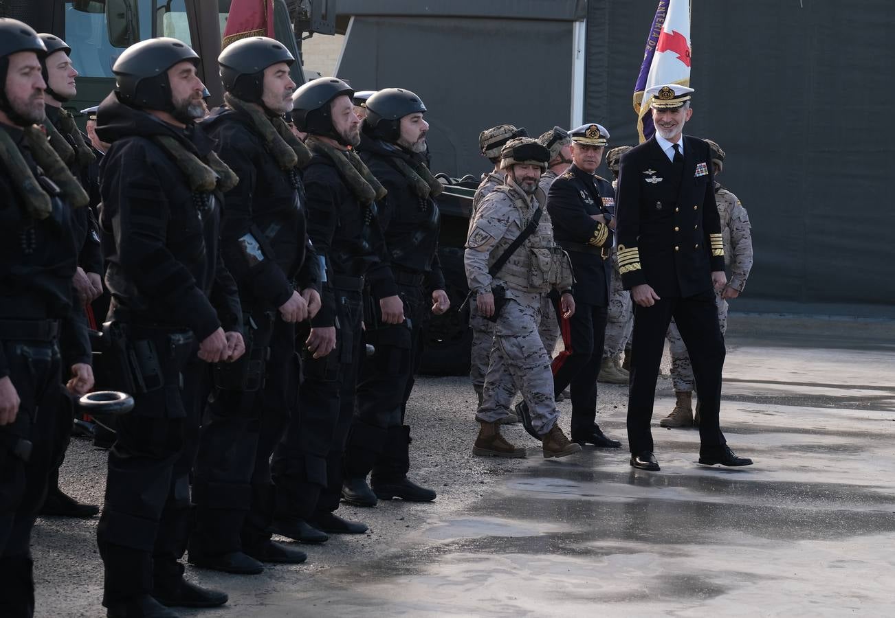 Fotos: las imágenes de la visita del rey Felipe VI al TEAR de San Fernando