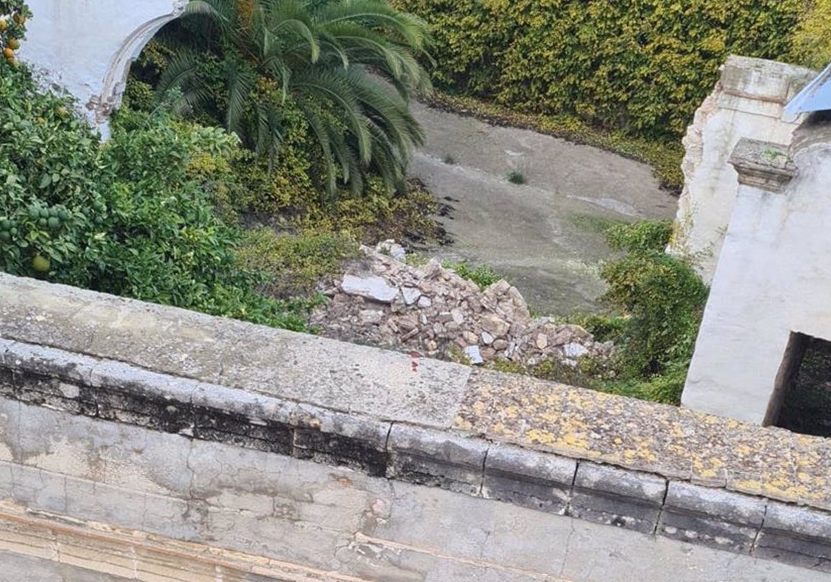 Los vecinos lamentan la «desidia local» tras el derrumbe del arco de un palacio del siglo XVI en Jerez