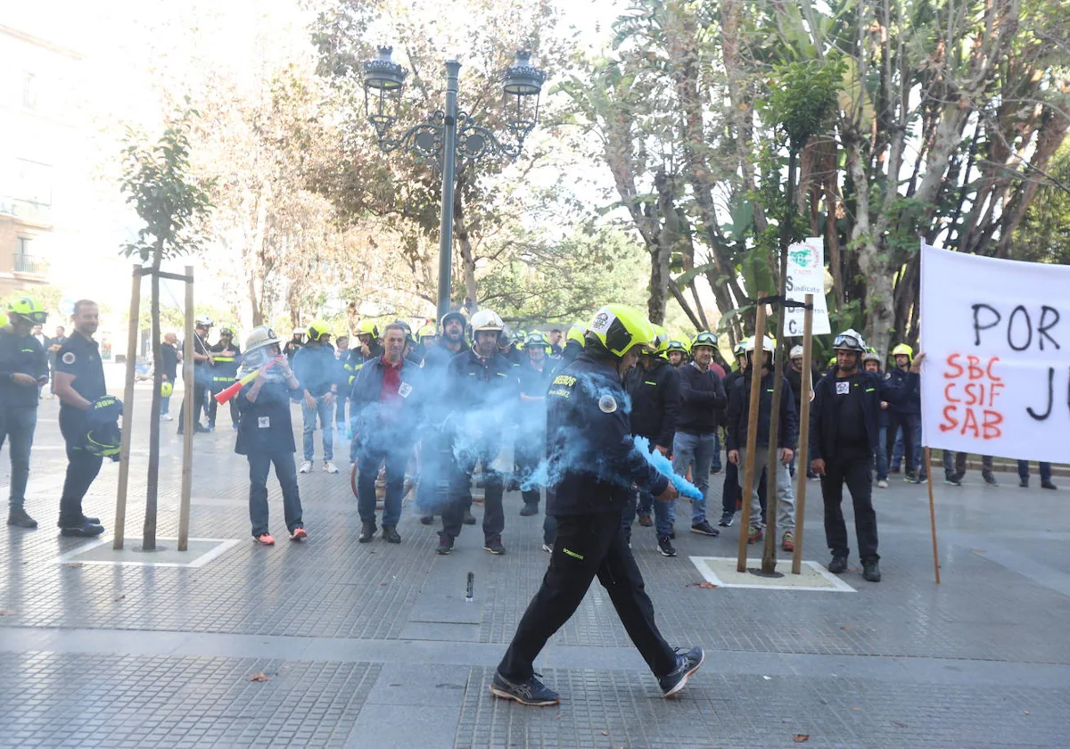 Manifestación de bomberos este miércoles en Cádiz.