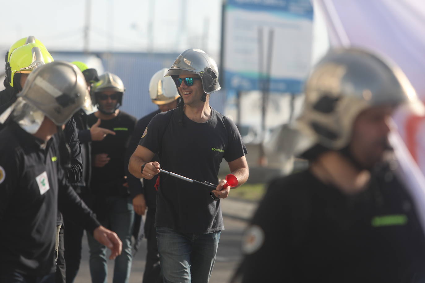 Vídeo y fotos: la protesta de los bomberos en Cádiz