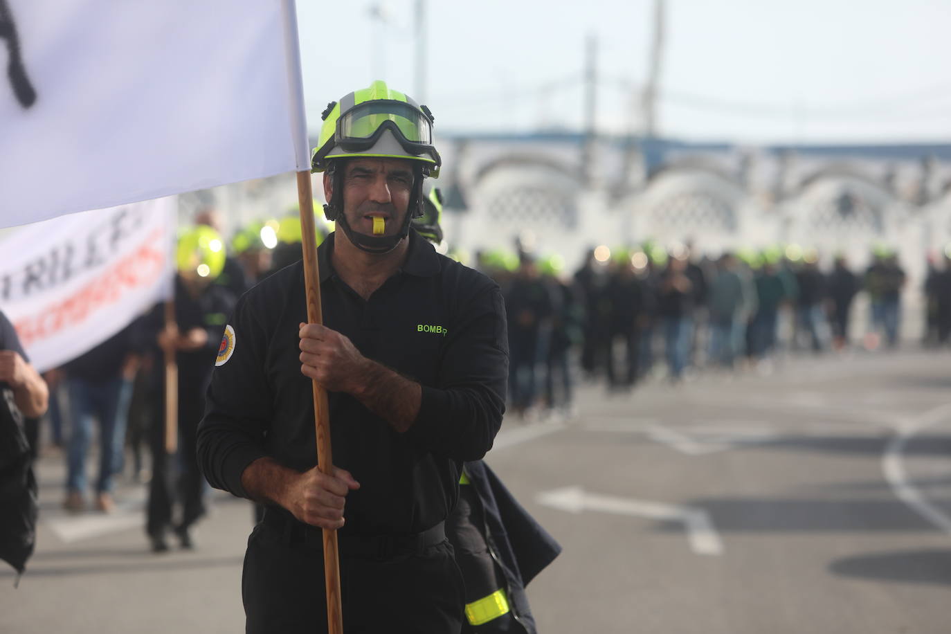Vídeo y fotos: la protesta de los bomberos en Cádiz