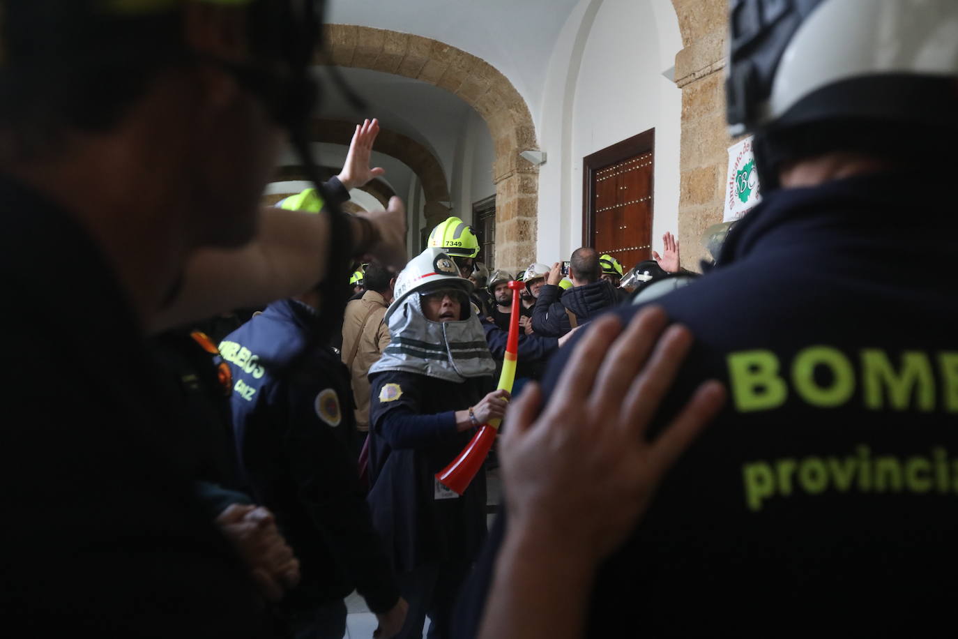 Vídeo y fotos: la protesta de los bomberos en Cádiz