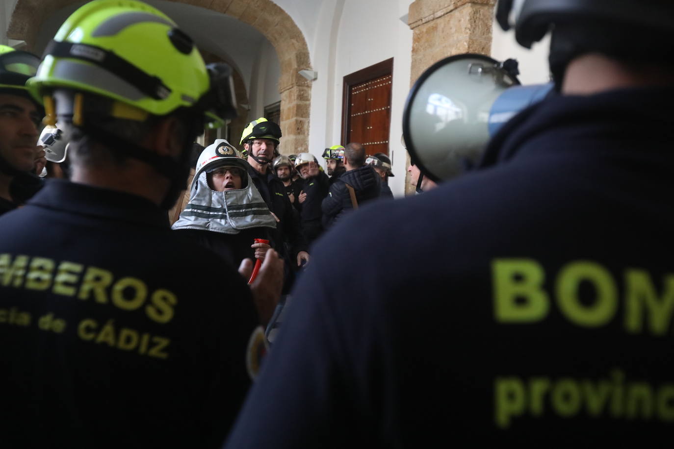 Vídeo y fotos: la protesta de los bomberos en Cádiz