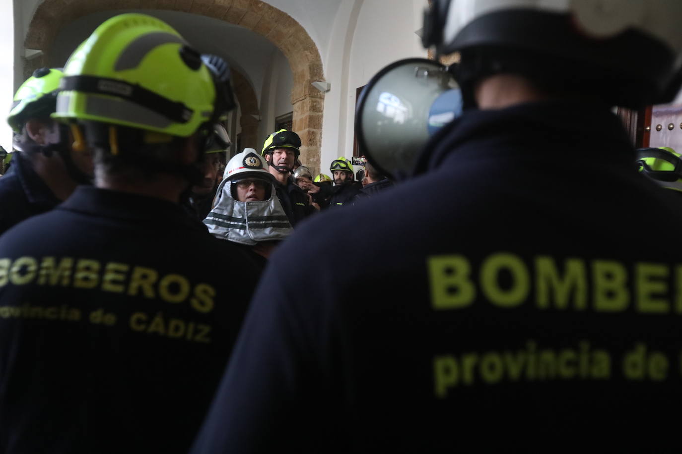 Vídeo y fotos: la protesta de los bomberos en Cádiz