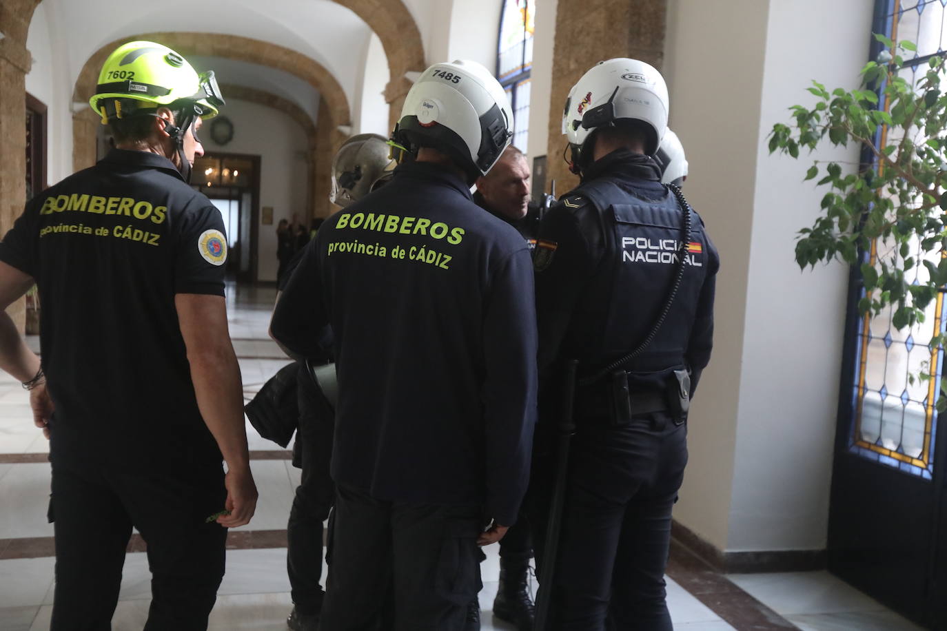Vídeo y fotos: la protesta de los bomberos en Cádiz