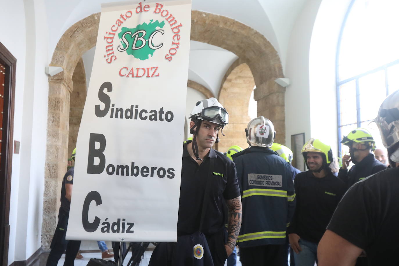 Vídeo y fotos: la protesta de los bomberos en Cádiz
