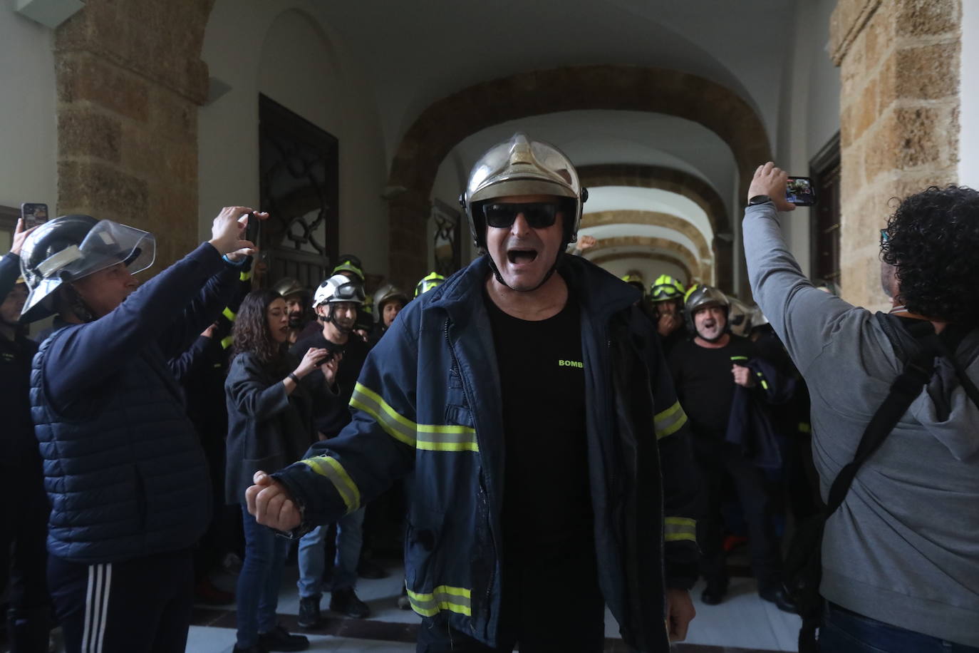 Vídeo y fotos: la protesta de los bomberos en Cádiz