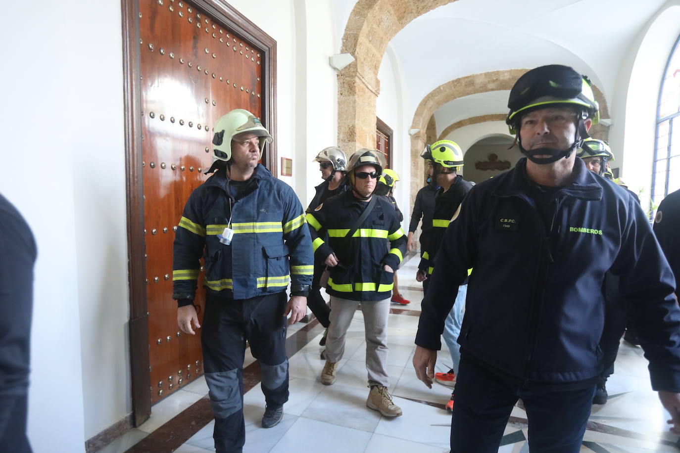 Vídeo y fotos: la protesta de los bomberos en Cádiz