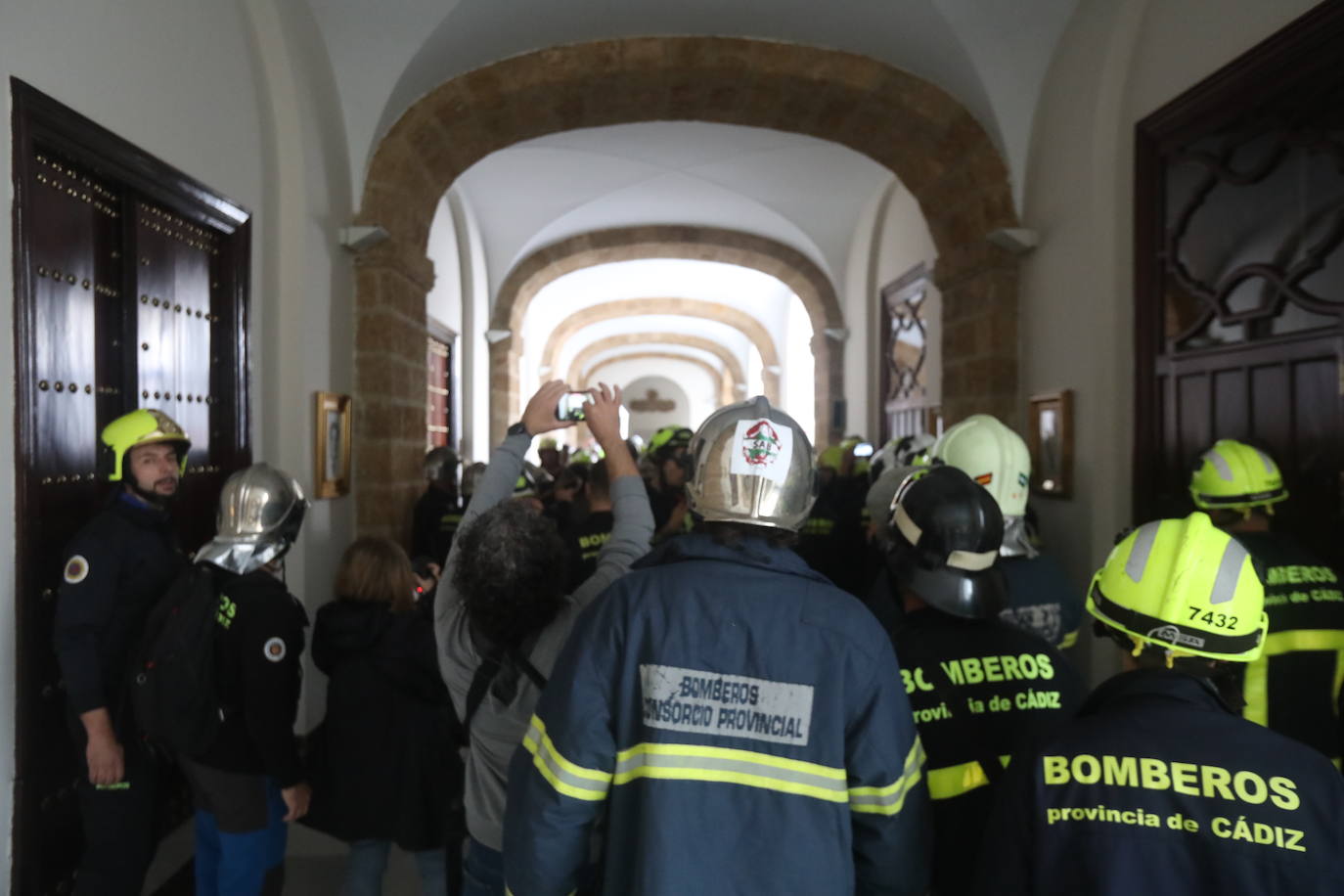 Vídeo y fotos: la protesta de los bomberos en Cádiz