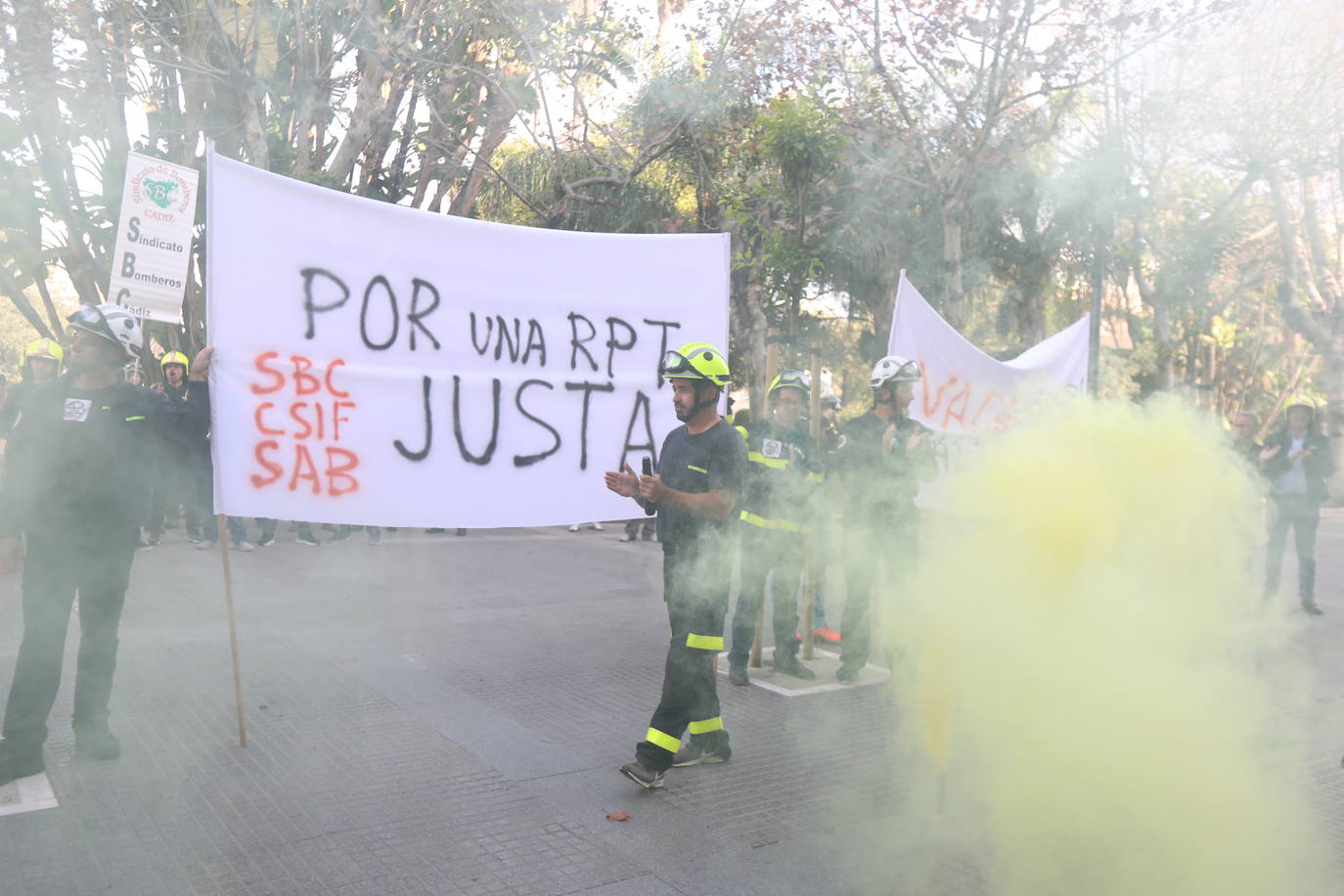 Vídeo y fotos: la protesta de los bomberos en Cádiz