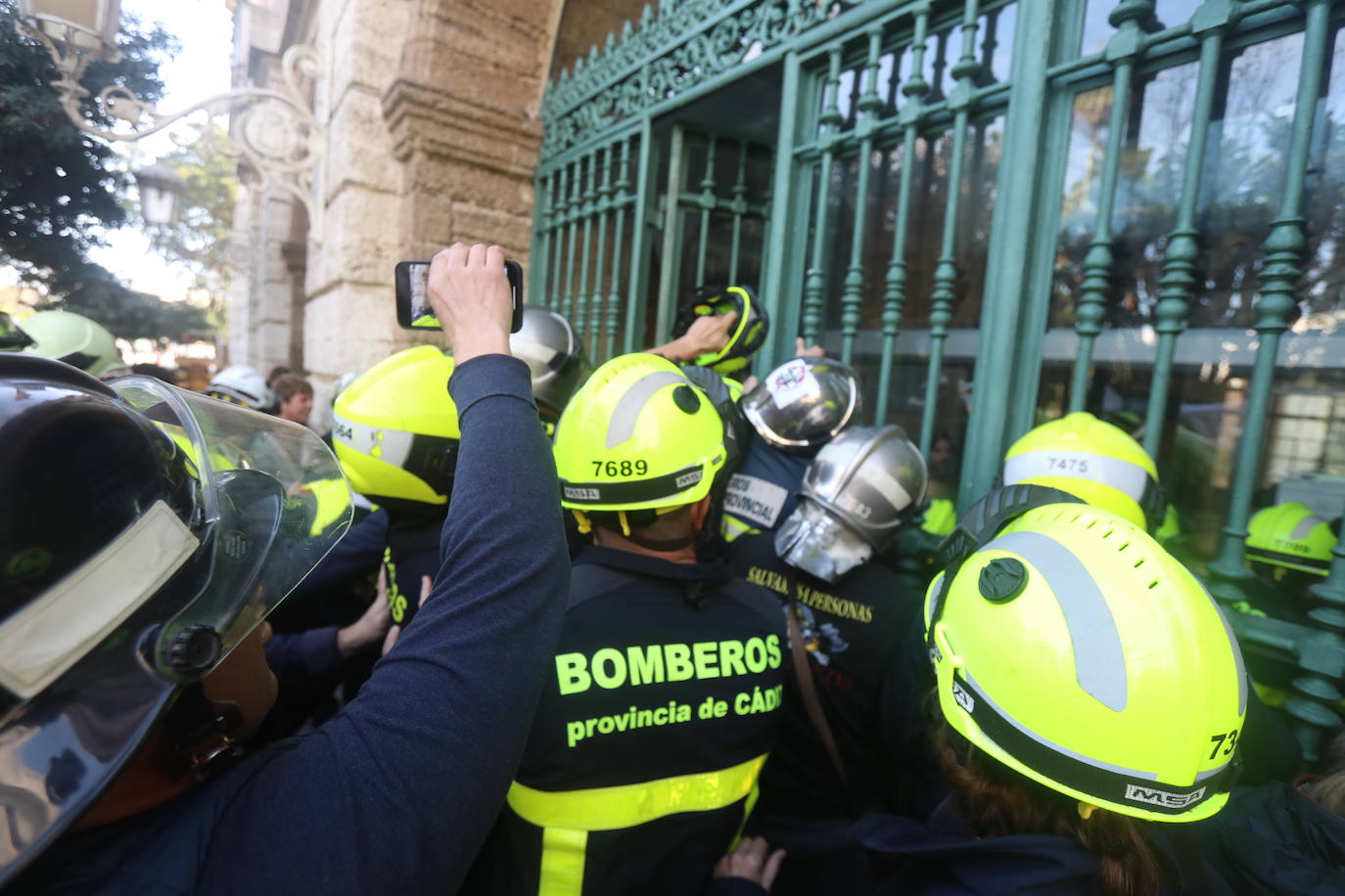 Vídeo y fotos: la protesta de los bomberos en Cádiz