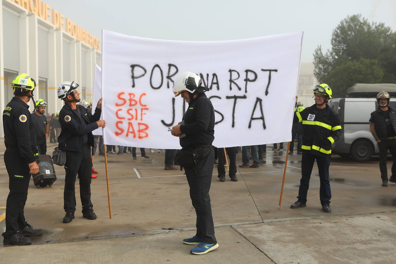 Vídeo y fotos: la protesta de los bomberos en Cádiz