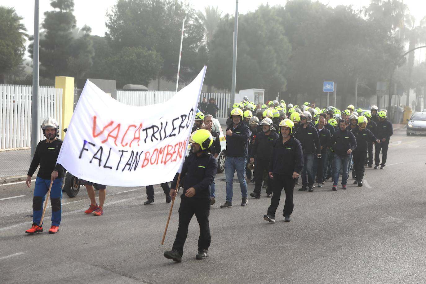 Vídeo y fotos: la protesta de los bomberos en Cádiz