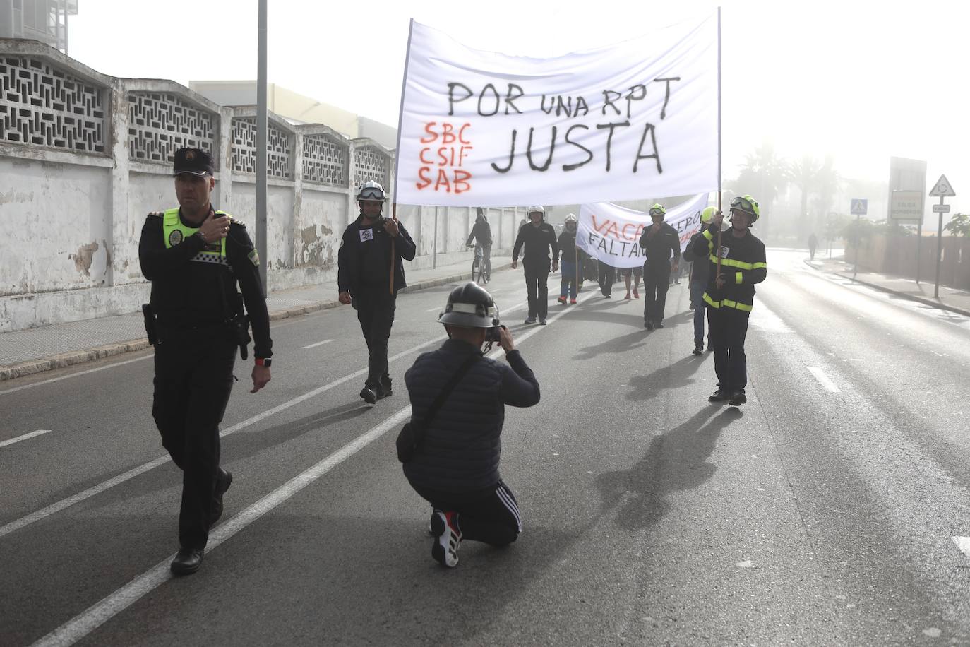 Vídeo y fotos: la protesta de los bomberos en Cádiz