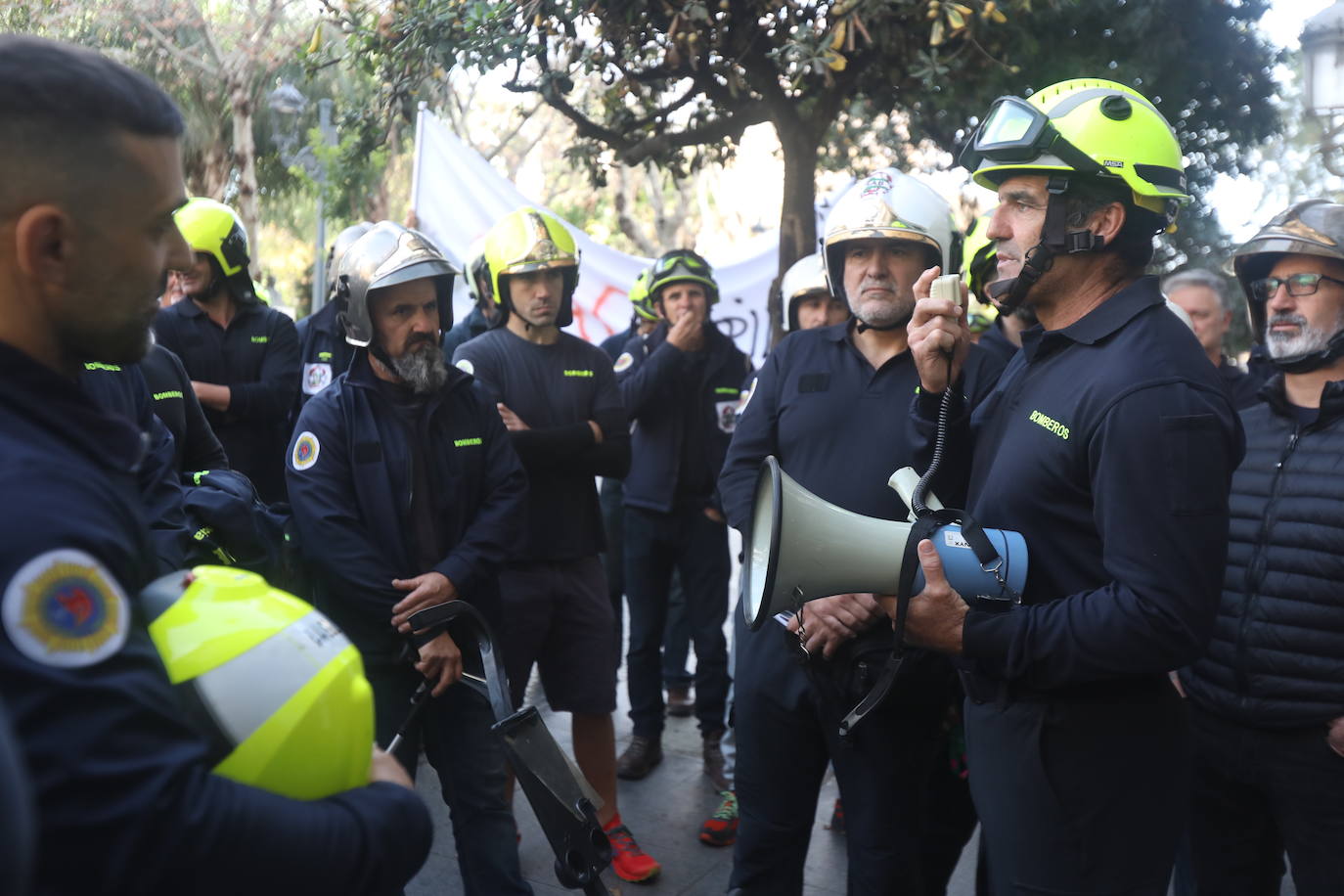 Vídeo y fotos: la protesta de los bomberos en Cádiz