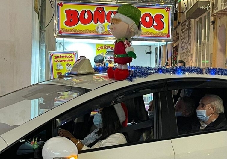 Algeciras viste de Papá Noel a sus taxistas para acompañar a las personas mayores esta Navidad