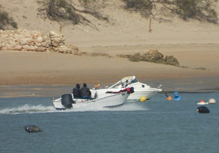 Interceptada una 'goma' cargada de petacas de gasolina en el castillo de Sancti Petri