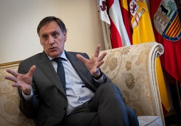 El alcalde de Salamanca y el rector atribuyen a «motivos políticos» que la cita haya recalado en Cádiz
