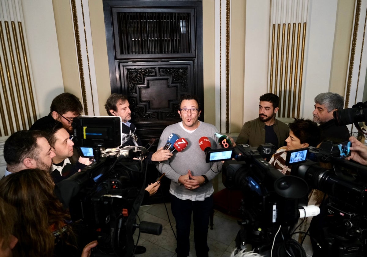 El alcalde, atendiendo a los medios en su último desayuno navideño.