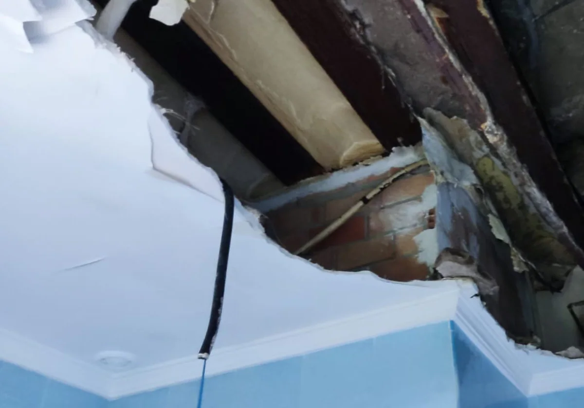 Desalojadas dos casas en Cádiz por el derrumbamiento de un techo de escayola