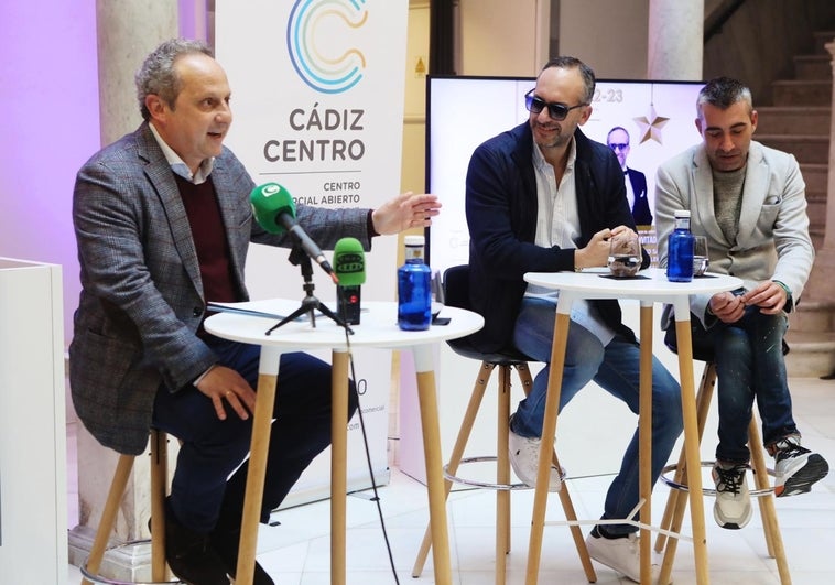 Espectáculo preuvas en el centro de Cádiz con Manuel Morera y Carlos Mení