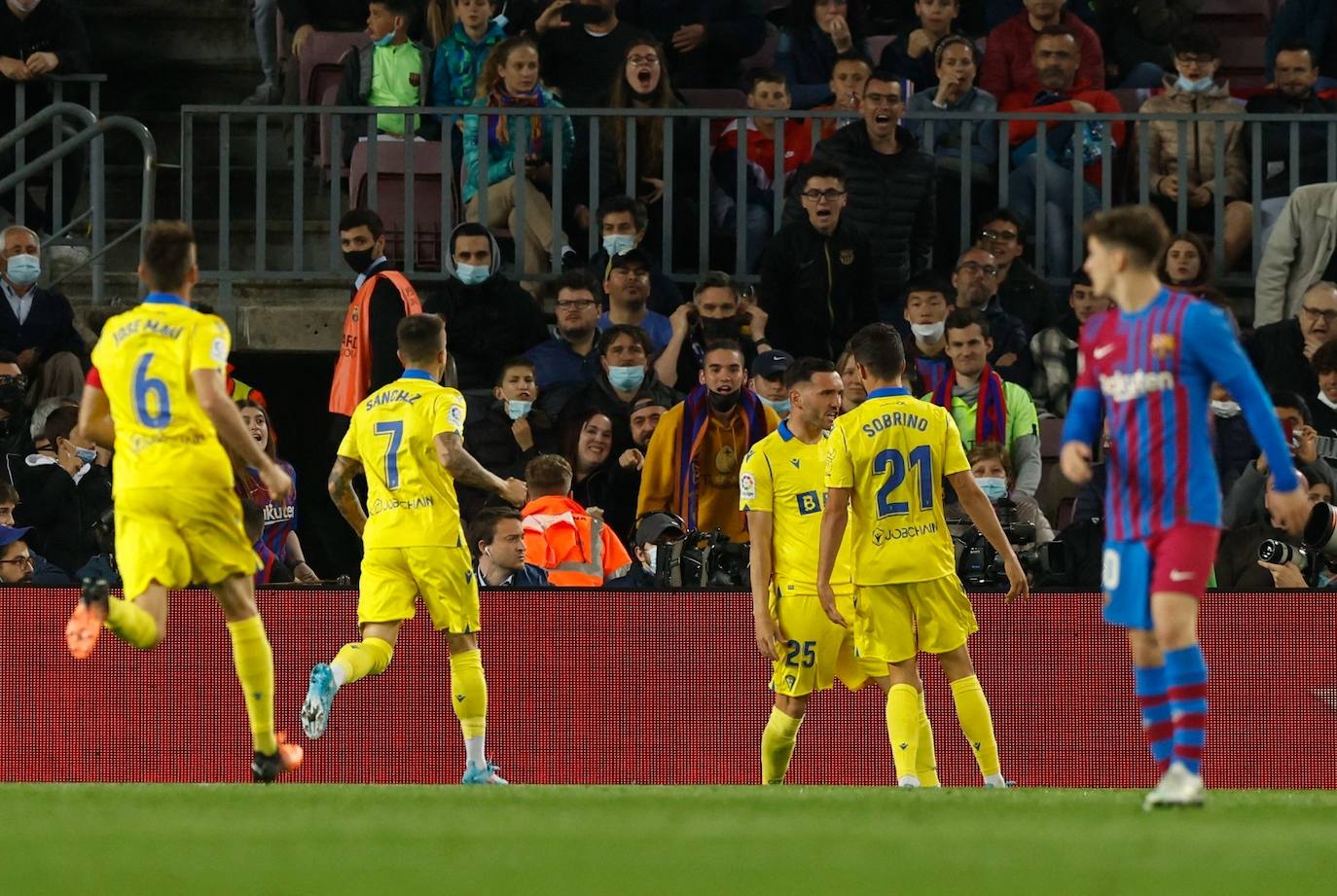 18 de abril. El Cádiz consiguió una histórica victoria la pasada temporada en el Camp Nou para afianzar las opciones de permanencia en Primera división. Un gol de Lucas Pérez permitió que el equipo entrenado por Sergio González se llevara el triunfo a domicilio ante los de Xavi Hernández.