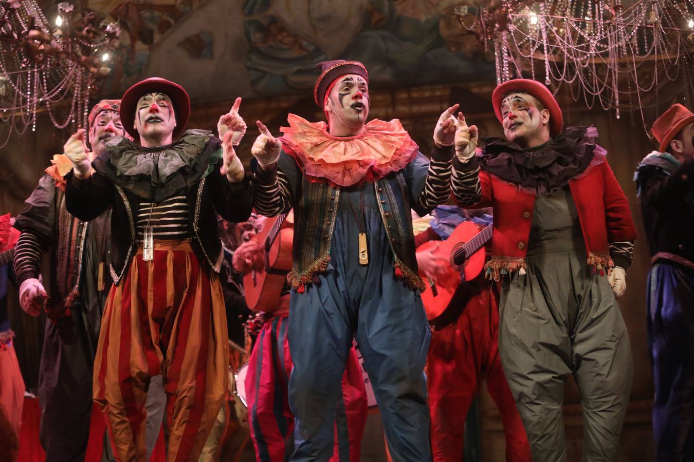 29 de mayo. La comparsa 'Los Sumisos', de Antonio Martínez Ares, se alzó con el primer puesto en el Concurso de Agrupaciones Carnavalescas de Cádiz en esta singular edición celebrada durante finales del mes de mayo en el Gran Teatro Falla.