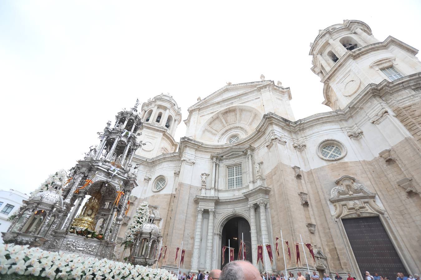 19 de junio. Este 2022 ha sido de reencuentros. Uno de los más esperados fue el de volver a ver la Custodia del Corpus por las calles de la capital. Miles de gaditanos participaron en este evento, con las calles exornadas y la sensación de que lo peor de la crisis sanitaria se había marchado.
